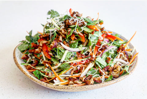 Raw noodle salad with marinated tempeh